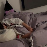 猫と寝る女の子