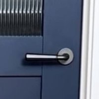 青いドアについたドアノブ