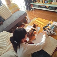 勉強をする女の子とテーブルに座る猫