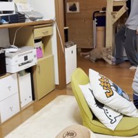 画面右端に頬杖をついた男性