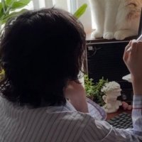 飼い主のそばに座る猫