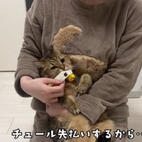 おやつを食べるみにらくん