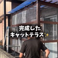 網と屋根がついたテラス
