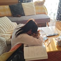 猫を抱きしめる女の子