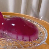 猫型ゼリーをスプーンで叩く飼い主