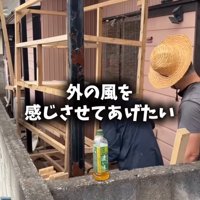 組み立てている人たち