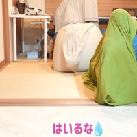 カバーに入る娘さん