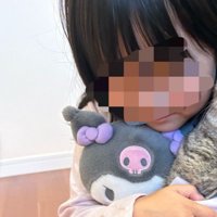ぬいぐるみを抱きしめる女の子
