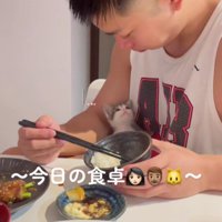 食事中の男性と子猫