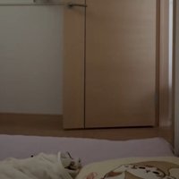 扉の開いた寝室