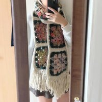 手編みのマフラーを巻いた女性