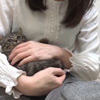 赤ちゃん抱っこのアズマくん
