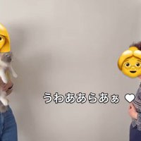 猫を抱っこする女性とおばあちゃん