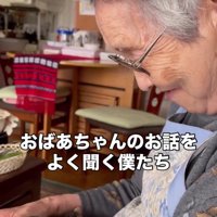 おばあちゃんと2匹の子猫