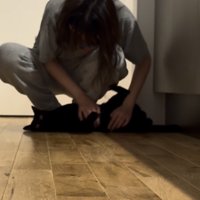ママさんにお腹を撫でてもらう黒猫