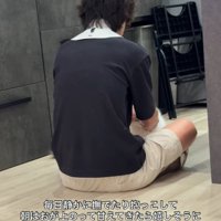 男性の後ろ姿と撫でられている猫