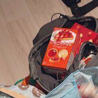 周りに置かれたお菓子の箱や荷物