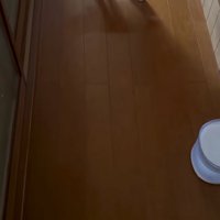 ドアの前で佇む