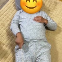 仰向けで寝ている人