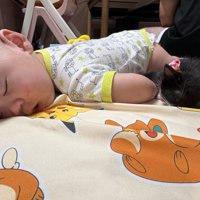 子猫と一緒に眠る赤ちゃん