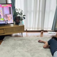 くつろぐ男性