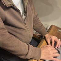 服の中から少し見える猫顔