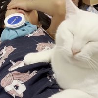 目を閉じてお腹の上に