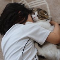 寝転んで抱っこ