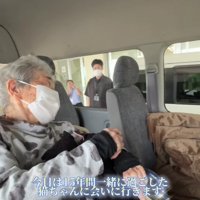 車で出発するおばあちゃん