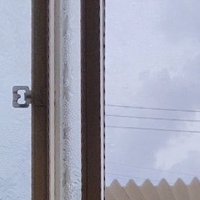 窓の外から見える青空