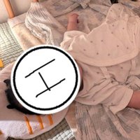 ベビーベッドで寝ている赤ちゃん