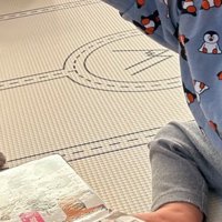 ペンを伸ばす男の子