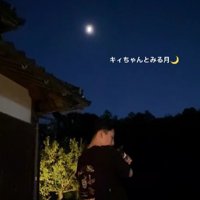 月を見る男性と猫