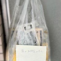 ドアノブにかかるゴミ袋