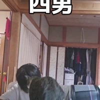 宿題をしている男の子と猫