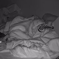 寝ている飼い主と猫