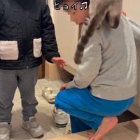 背中に乗る猫