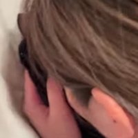 猫のおなかに顔をうずめる女性