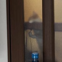 ネットに足をかける猫