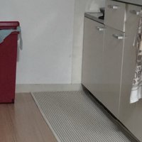 赤いゴミ箱が置いてあるキッチン