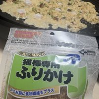猫用の鰹節をたこ焼き器の前に持ってきた飼い主