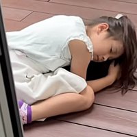 抱かれる猫と顔を横に向ける姉