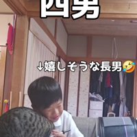 宿題をしている男の子と猫