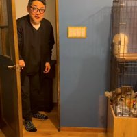 驚いた表情の男性