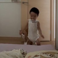 ベッドに向かう男の子