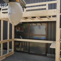 手作りでベッドを作る様子