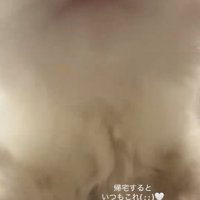 顔がアップで見切れている子猫