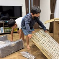 ケージを組み立てる子どもたち