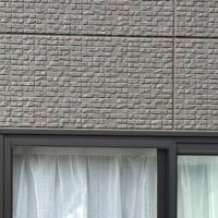 窓のある家の外壁の一部