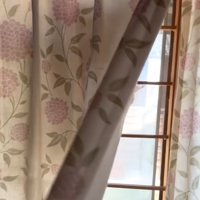 カーテンをめくる